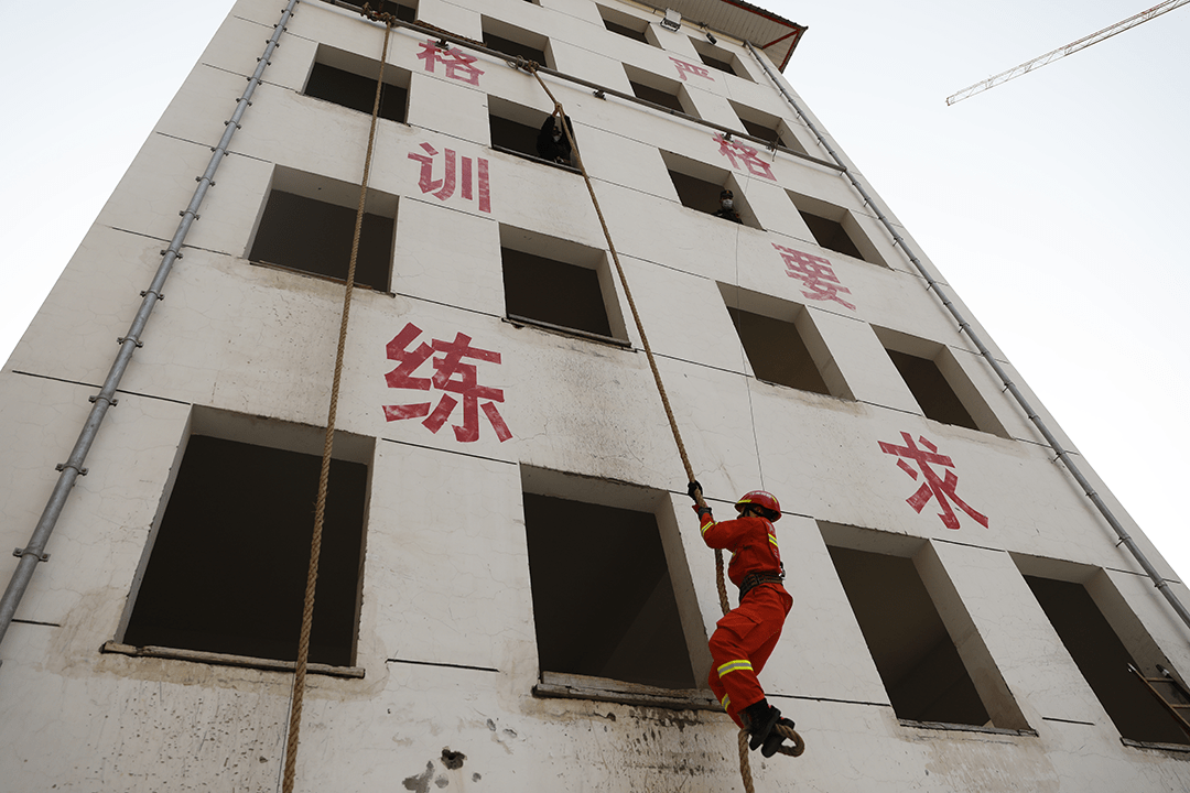 包含冲浪小组赛，燕山闪电队与东海玄武队强势反弹，体能对抗拉满！精神属性拉满的词条