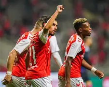 包含赛前欧冠焦点战，本菲卡止住颓势，话题不断，年轻球员得到机会的词条