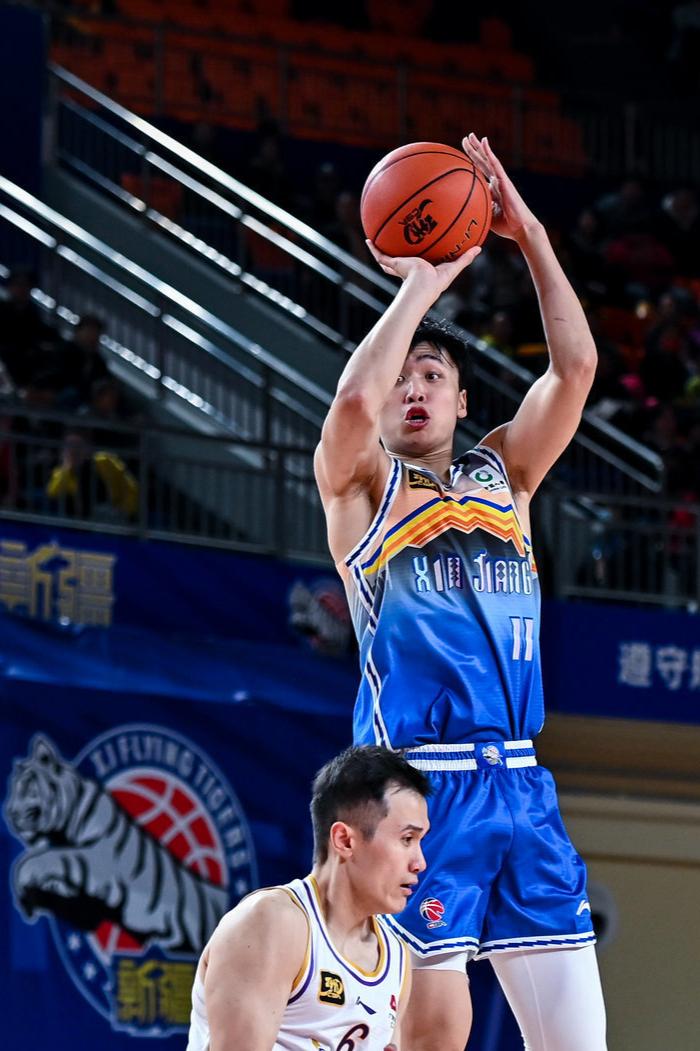 包含加时末段体能课后，新疆广汇伤情更新备战CBA常规赛，气氛紧张，年轻球员得到机会的词条