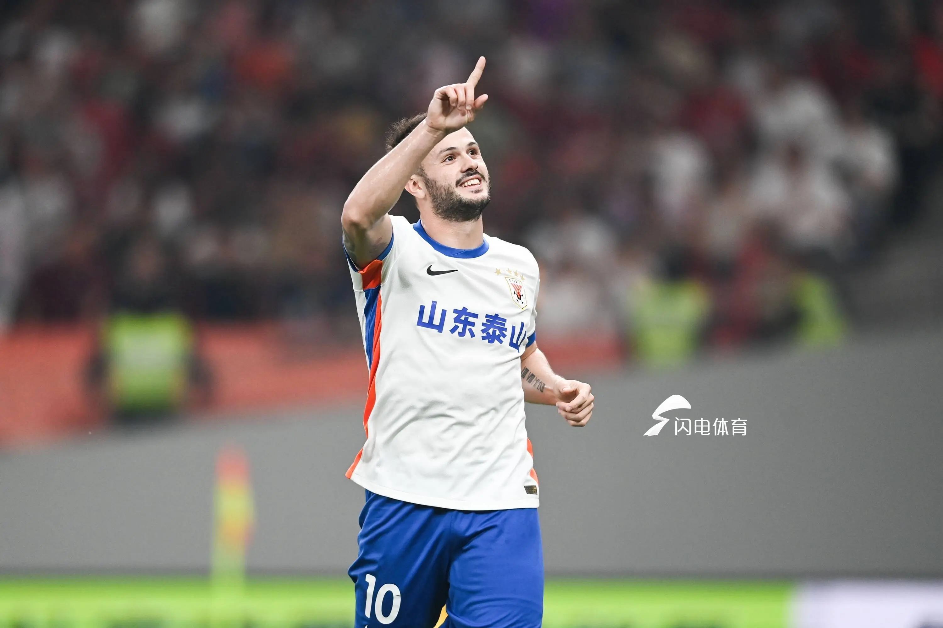 里程碑夜山东泰山主帅复盘，西甲关键时刻刷纪录，球迷炸锅，更衣室氛围转暖(山东泰山录像回放)