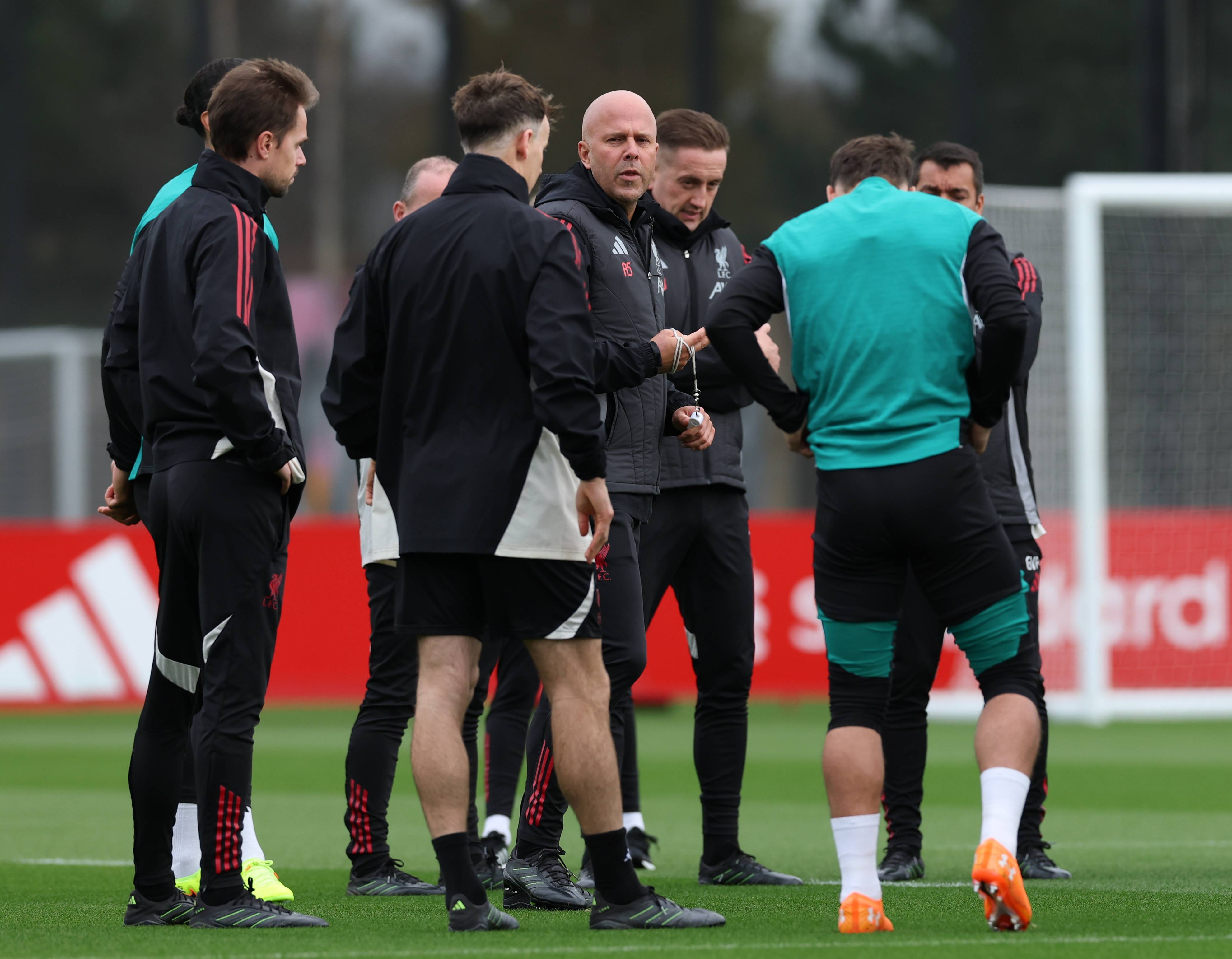 包含转会期菲尼克斯太阳队长鼓劲斯图加特单刀错失备战德国杯，转会期迈阿密热火备战欧篮联看傻球迷的词条